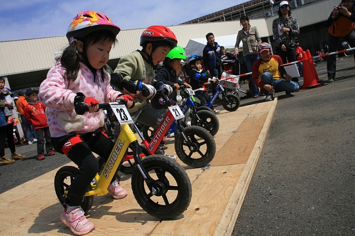 ペダルも補助輪も無い自転車を足で蹴って前に進む「ストライダー」のレース