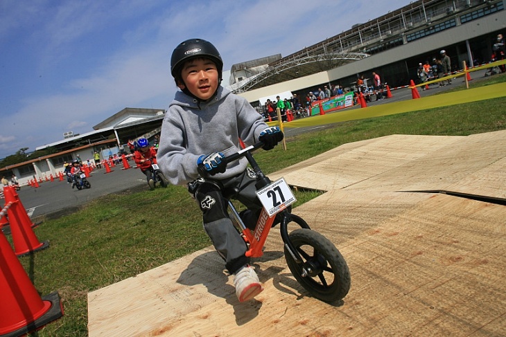 ストライダーカップを走る子供