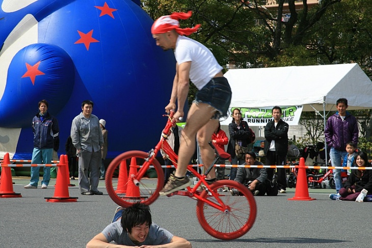 ちょっとアブナイ? BMXフラットランドコンテスト