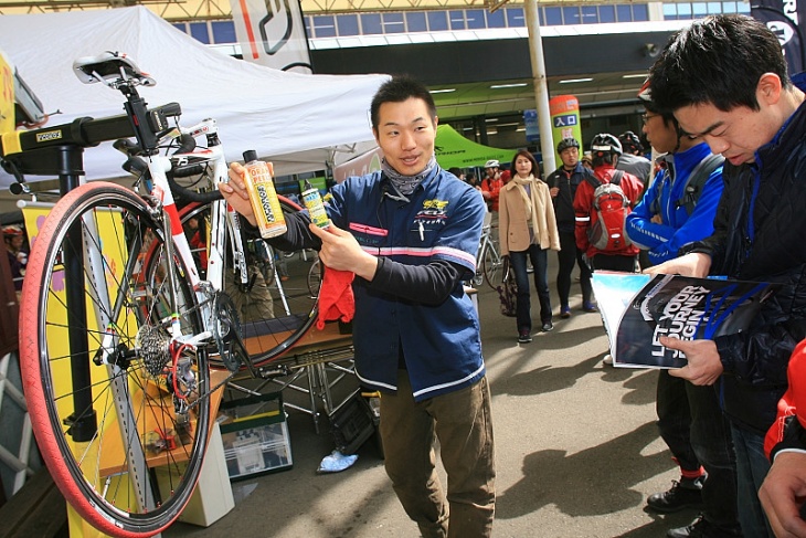 自転車メンテナンスケミカルのデモンストレーションも