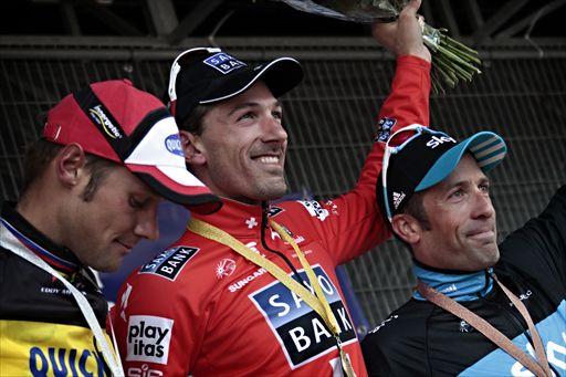 表彰台に上ったトップスリー 優勝はファビアン・カンチェラーラ(スイス、サクソバンク)