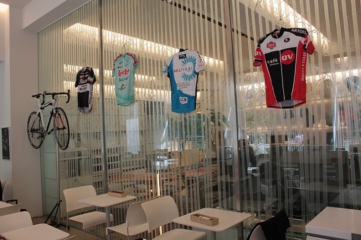 カフェの店内にはジャージと自転車の展示