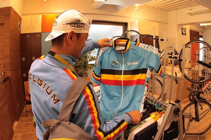 ジャージを手に取って物色中 着ているベルギーナショナルチームのアフターウェアは編集部の私物（笑）
