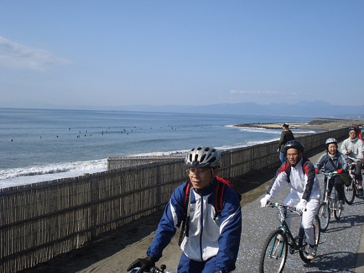 海岸のサイクリングコースを走る