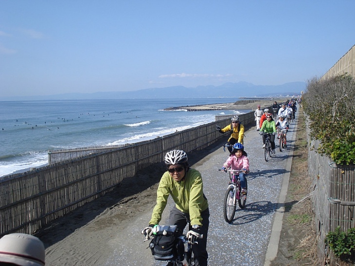 海岸のサイクリングコースを走る