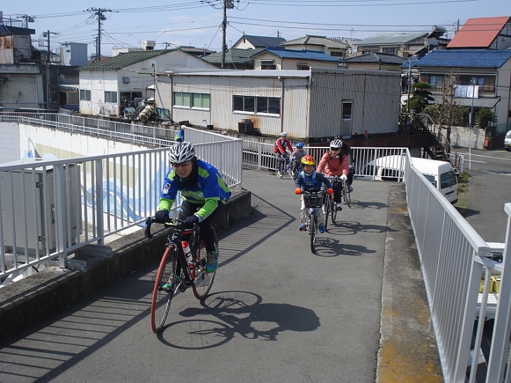 海の薫りが広がる須賀港を過ぎればゴールはもうすぐ。みんなガンバレ！