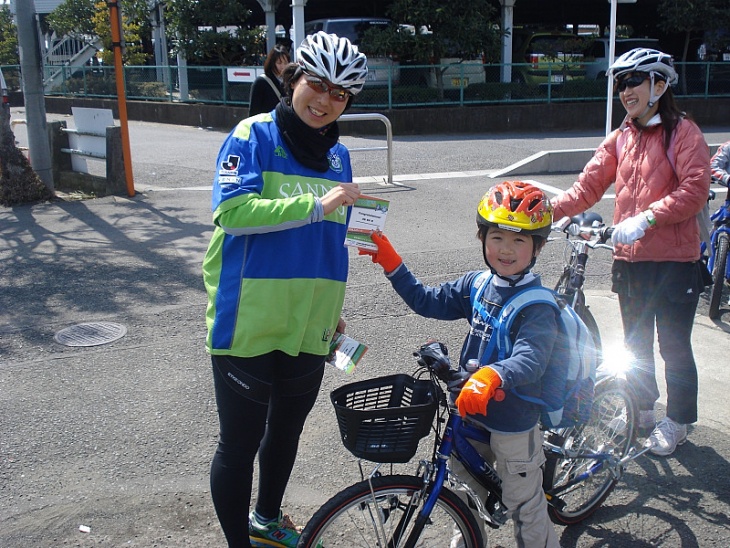 ゴール後は完走証が渡された。もらったちびっ子も思わずにっこり