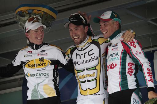 表彰台、左から2位セップ・ファンマルケ（ベルギー、トップスポート・フラーンデレン）、優勝ベルンハルト・アイゼル（オーストリア、チームHTC・コロンビア）、3位フィリップ・ジルベール（ベルギー、オメガファーマ・ロット）