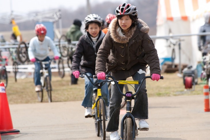 BMX 試乗体験会には大人から子どもまで楽しめる幅広いサイズの自転車がそろう