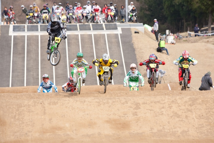 日本で最も高い6m のスタートヒルを駆け降りジャンプセクションに挑むライダーたち。 写真はボーイズ13～14 歳クラス決勝