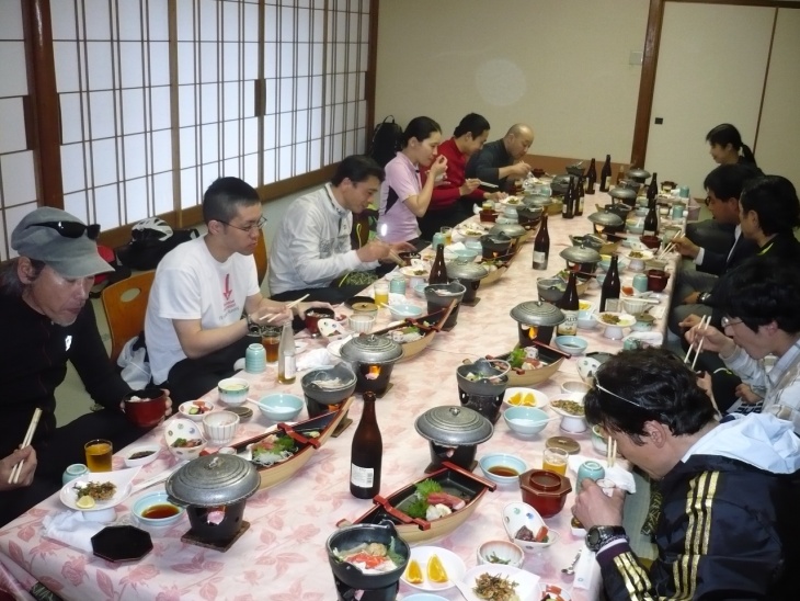 ランチタイムは新鮮な海鮮を使った美味しい料理を堪能