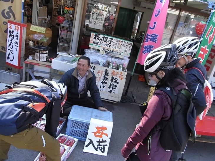 商売上手なお土産屋のおじさんに呼び止められ、大ショッピング大会がはじまった