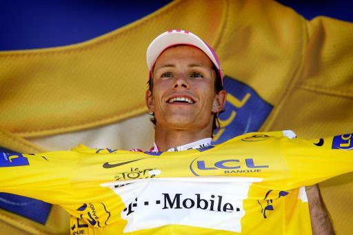 2007年ツール・ド・フランス　マイヨジョーヌに袖を通すリーナス・ゲルデマン（ドイツ、当時Tモバイル）