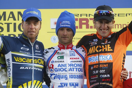 表彰台、左から2位カラーラ（ヴァカンソレイユ）、優勝スカルポーニ（アンドローニ・ジョカトーリ）、3位ニエミエツ（ミケ）