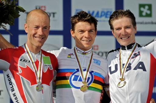 2008年のロード世界選手権タイムトライアルで銀メダルを獲得したスヴェイン・タフト（左　カナダ）