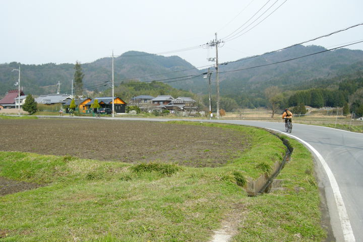 舗装路をリエゾンしていく