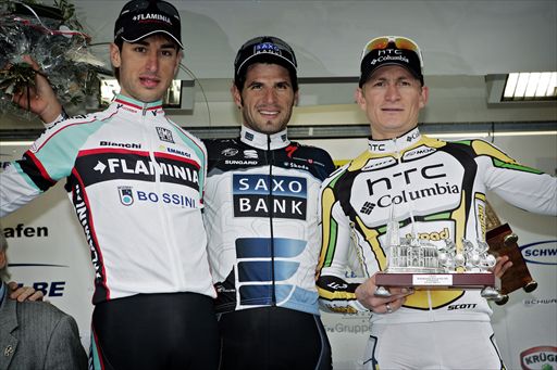 表彰台、左から3位エンリーコ・ロッシ（イタリア、チェラミカ・フラミニア）、優勝フアンホセ・アエド（アルゼンチン、サクソバンク）、2位アンドレ・グライペル（ドイツ、チームHTC・コロンビア）