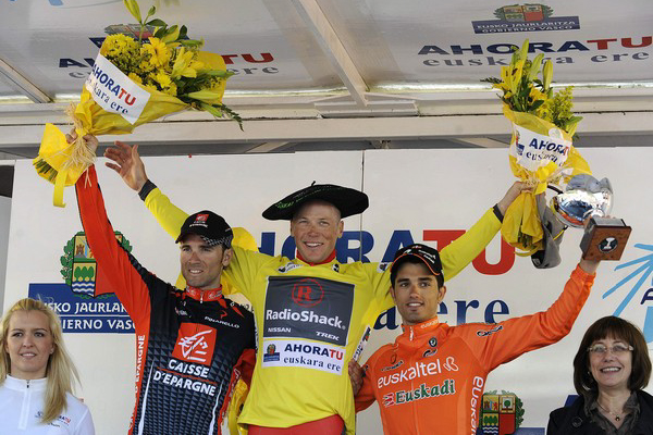 総合表彰台　左から2位アレハンドロ・バルベルデ（スペイン、ケースデパーニュ）、優勝クリストファー・ホーナー（アメリカ、レディオシャック）、3位ベナト・インチャウスティ（スペイン、エウスカルテル）