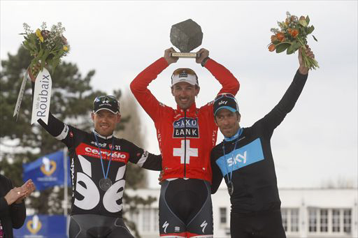 昨年のパリ〜ルーベ表彰台 左から2位トル・フースホフト(ノルウェー)、優勝ファビアン・カンチェラーラ(スイス)、3位フアンアントニオ・フレチャ(スペイン)
