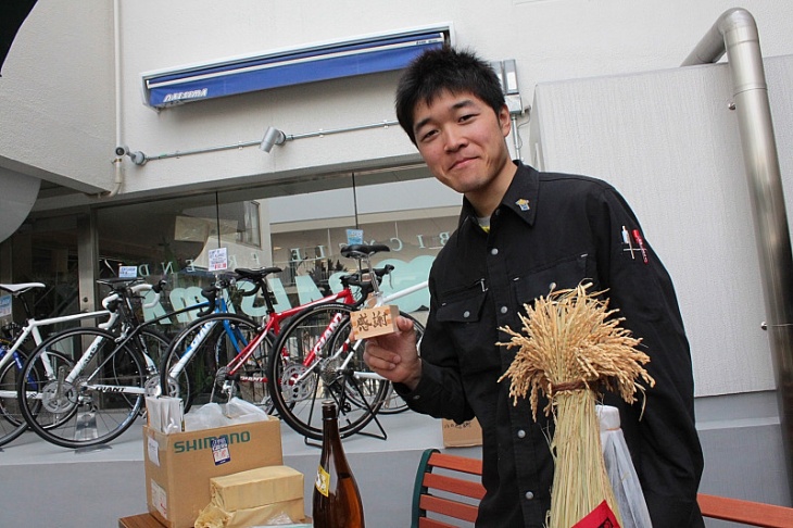 感謝の升酒を振舞う店員さん