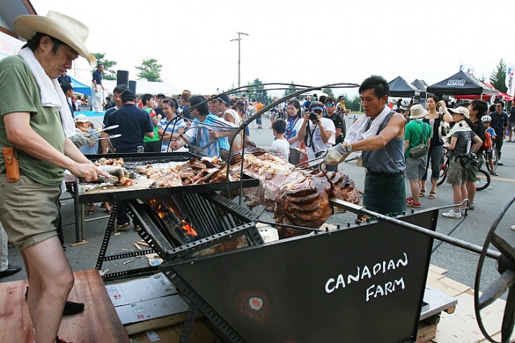 豚の丸焼きは大人気。お祭りだ！