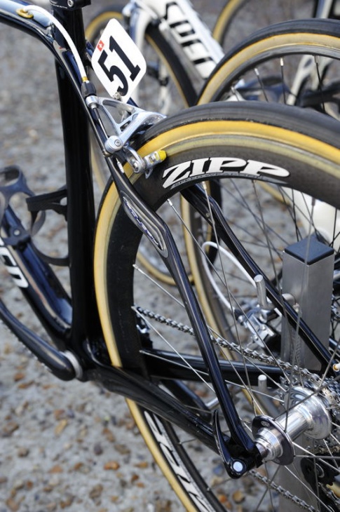ファビアン・カンチェラーラ(スイス、サクソバンク)はZipp303ホイールを使用。チューブラータイヤをセットする