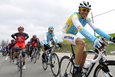 笑顔で第1ステージを走るアルベルト・コンタドール（スペイン、アスタナ）