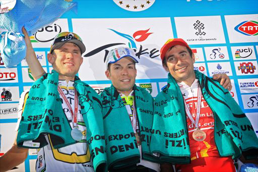第4ステージ表彰台　左からタジェイ・ヴァンガーデレン（アメリカ、チームHTC・コロンビア）、優勝ジョヴァンニ・ヴィスコンティ（イタリア、ISD・ネーリ）、3位ダヴィ・モンクティエ（フランス、コフィディス）
