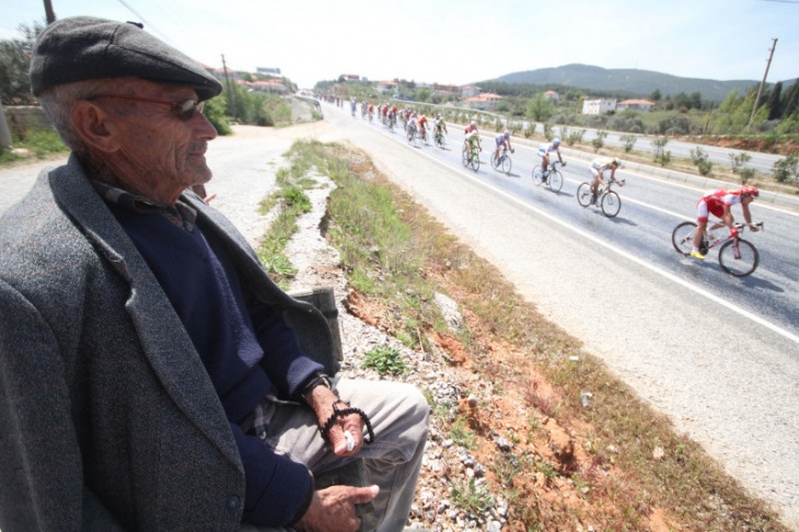 沿道でレースを見守る老人