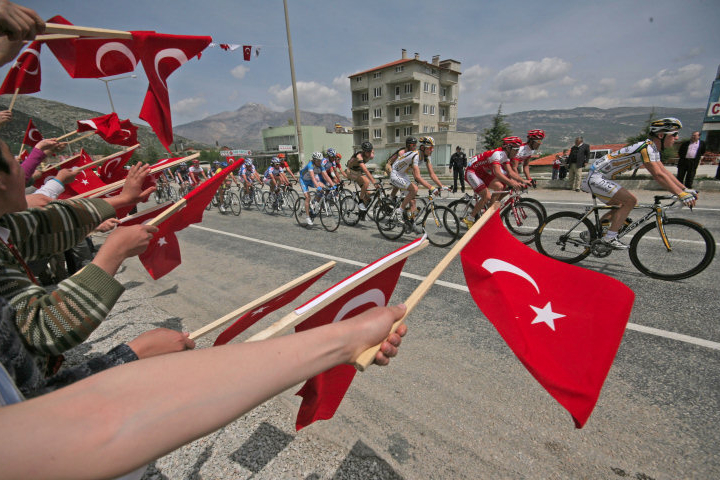 沿道には沢山の真っ赤なトルコ国旗