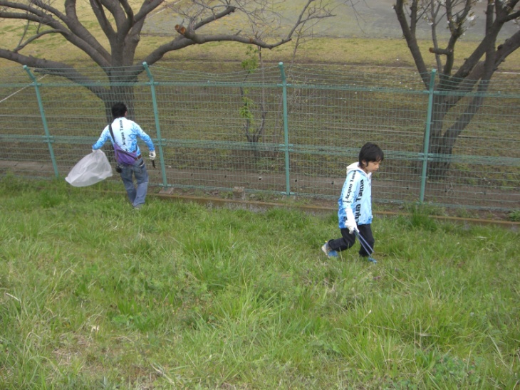 サイクリングロード脇の草むらまでくまなくゴミを探す