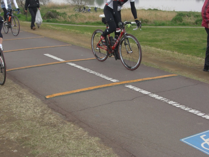 サイクリングロードに新たに設置されたスピード制限のための凸凹