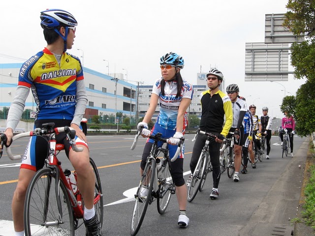 赤信号では必ず停止。走行マナーについても一緒に考えます