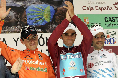 総合表彰台　左から2位イゴール・アントン（スペイン、エウスカルテル）、優勝アルベルト・コンタドール（スペイン、アスタナ）、3位エセキエル・モスケラ（スペイン、シャコベオ・ガリシア）