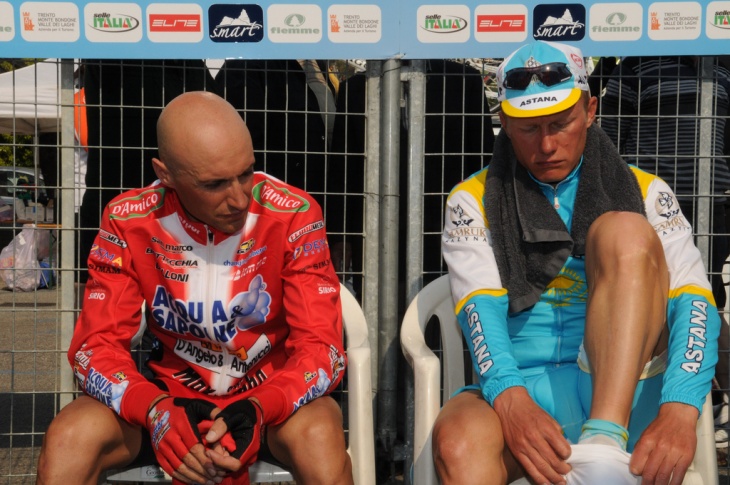 ステージ2位のステファノ・ガルゼッリ（イタリア、アックア・エ・サポーネ）とステージ優勝のアレクサンドル・ヴィノクロフ（カザフスタン、アスタナ）
