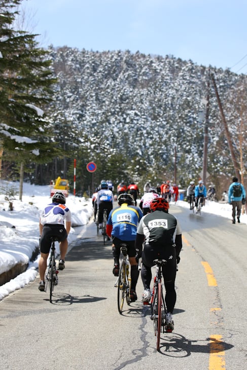 ゴール600m手前　雪景色の上りを進む参加者たち