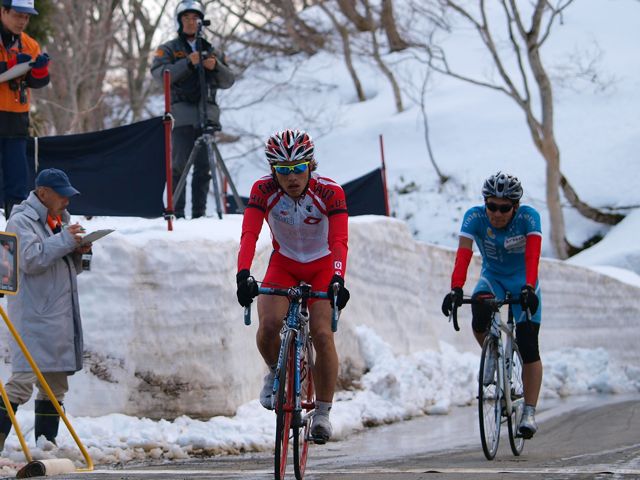 ヒルクライム1ヒート目2位の笠原(中央)と3位の西薗(東大)