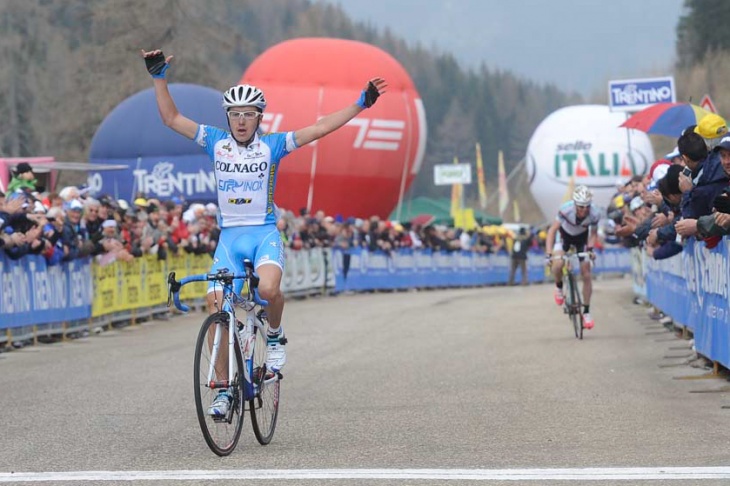 頂上手前でリッコを引き離したドメニコ・ポッツォヴィーヴォ（イタリア、コルナゴ・CSFイノックス）が独走勝利