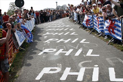 「PHIL(フィリップ)」の路上ペイントが施された「コート・ド・ラ・ルドゥット」
