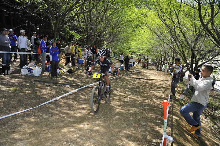 5周目・先頭に立つ山本和弘（キャノンデール・ファクトリーレーシングチーム）