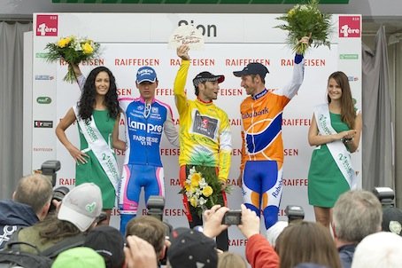 総合表彰台、左から2位サイモン・スピラック（スロベニア、ランプレ）、優勝アレハンドロ・バルベルデ（スペイン、ケースデパーニュ）、3位デニス・メンショフ（ロシア、ラボバンク）