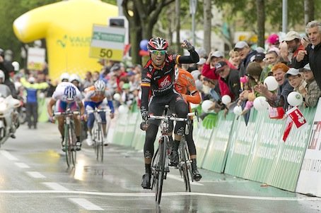 逃げグループ内でのスプリント勝負を制したアレハンドロ・バルベルデ(スペイン、ケースデパーニュ)