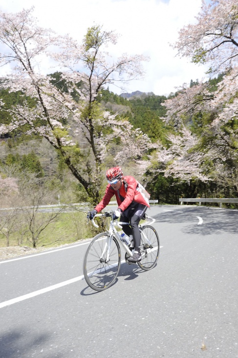 自身も熱心なサイクリストであるルコックスポルティフの井上大平さんも激走!