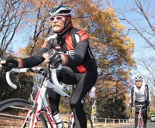 レジェンドが多摩湖サイクリングロードを走り抜ける