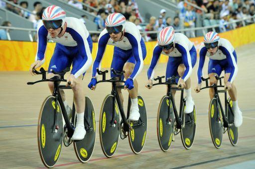 北京五輪チームパシュートを走るイギリスチーム 先頭がウィギンズ