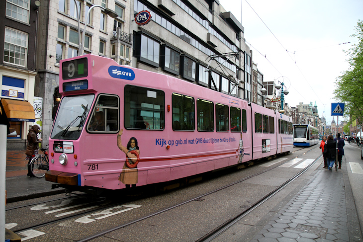 特別にピンクに塗られたトラムがアムステルダムを走る