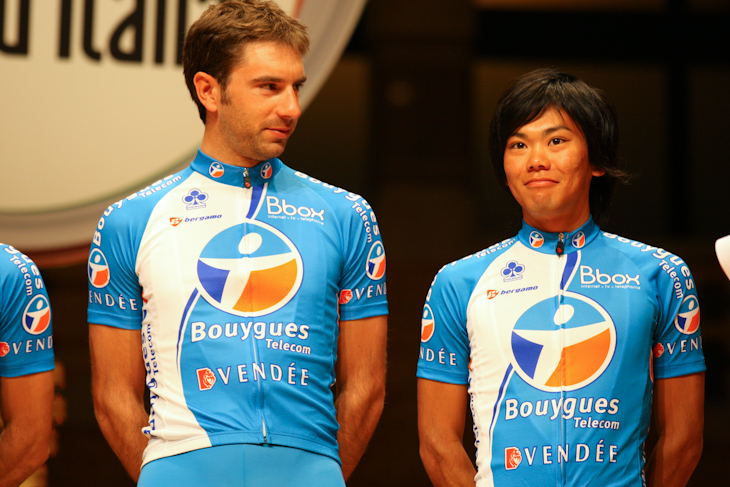 ステージに上がったウィリアム・ボネ(フランス)と新城幸也(日本、Bboxブイグテレコム)