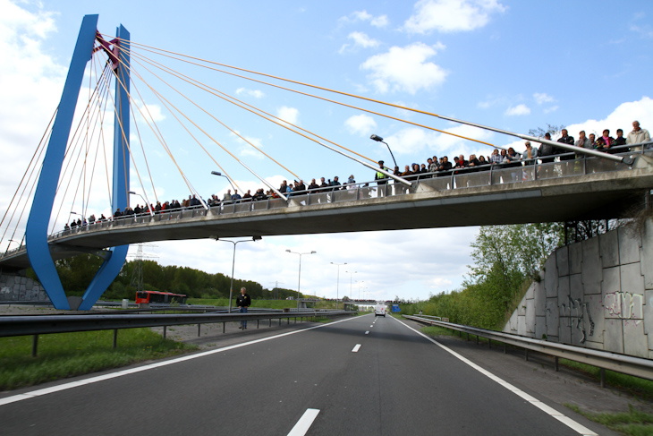 コースに架かる橋に並ぶ観客たち