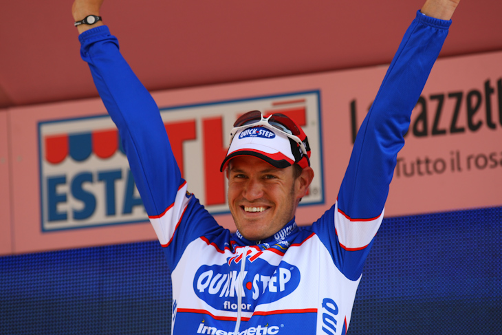 2003年ジロ・デ・イタリア　喜び一杯の表情で表彰台に上がるワウテル・ウェイラント（ベルギー、クイックステップ）