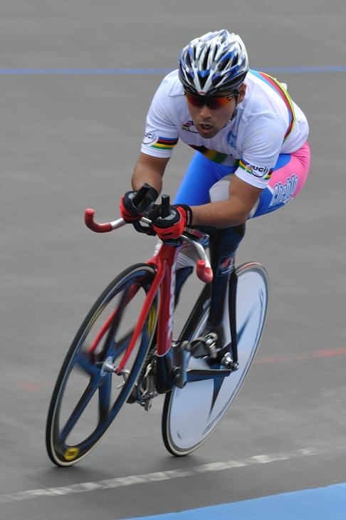 2009UCIパラサイクリングトラック世界選手権で獲得した白いアルカンシエルで1kmTT［C3］を走る藤田征樹